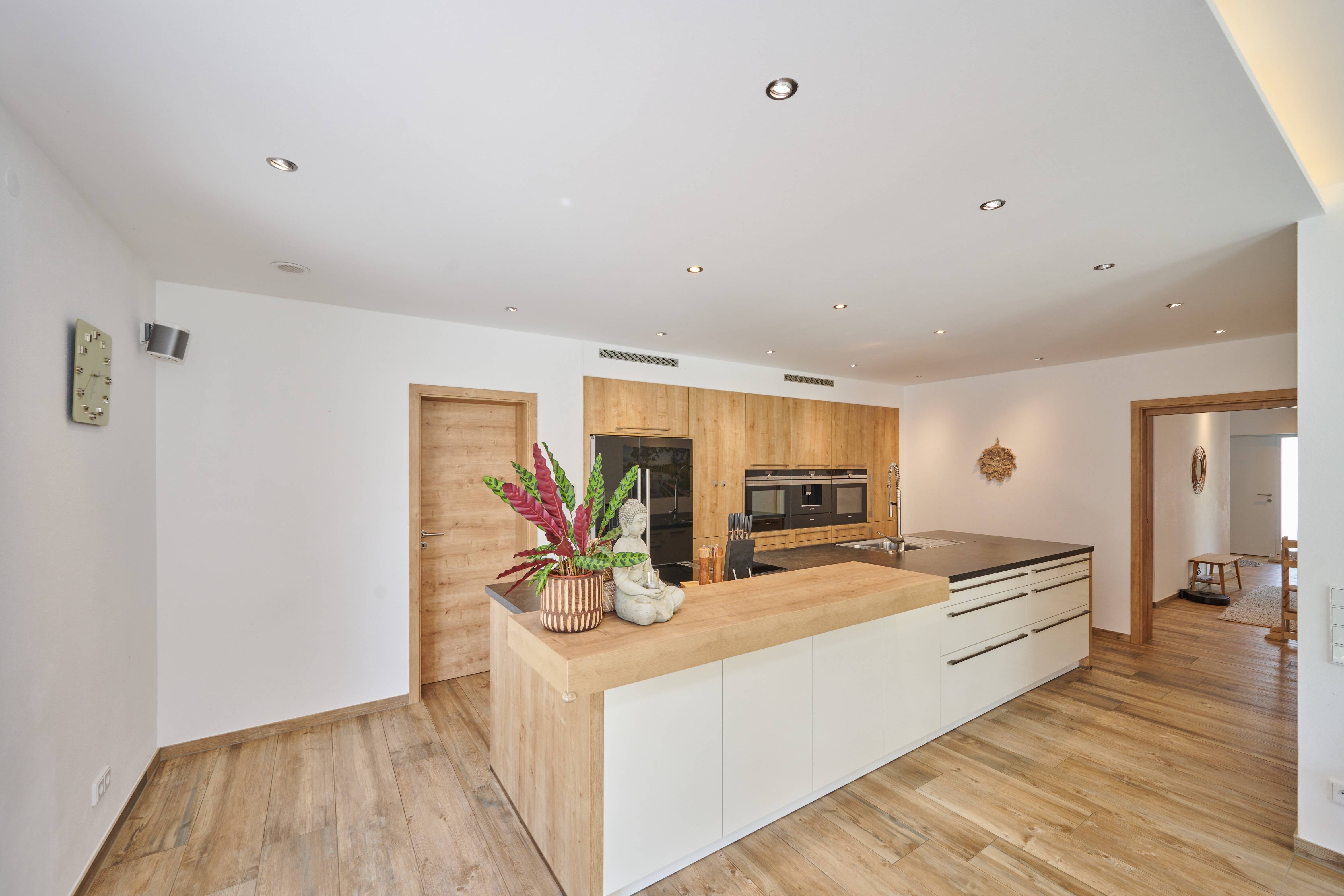 Thumbnail-Perfekte Synergie aus Wohnen und Arbeiten: Moderne Immobilie mit Wohnhaus, Büro und Gewerbehalle