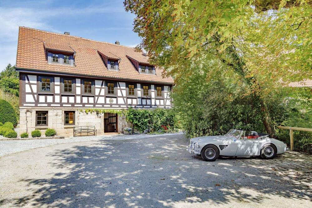 Thumbnail-Exklusives Landhaus mit Pool und Pferdeboxen