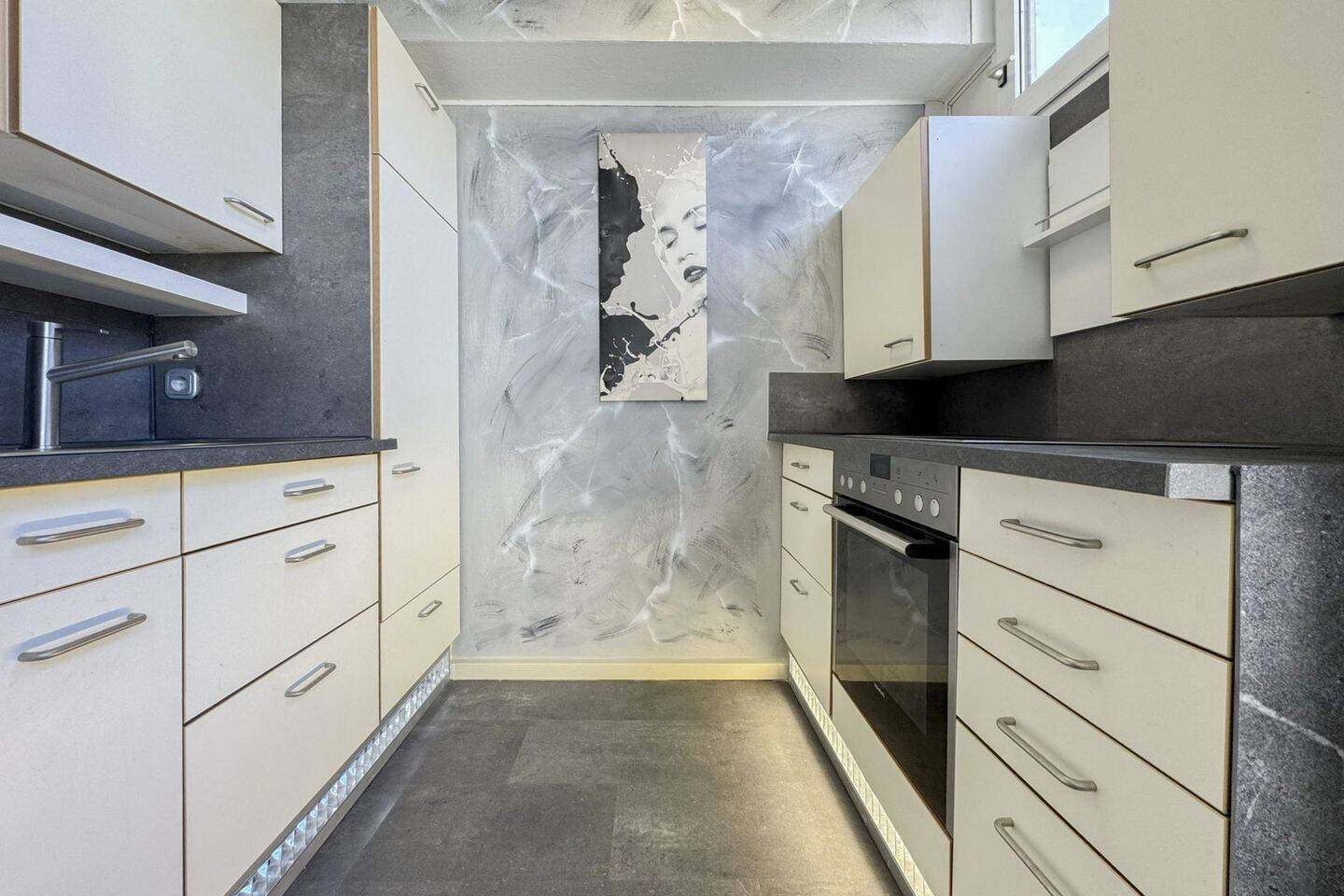 Thumbnail-Renovierte 1-Zimmer-Wohnung mit Tiefgaragenstellplatz in gut angebundener Lage