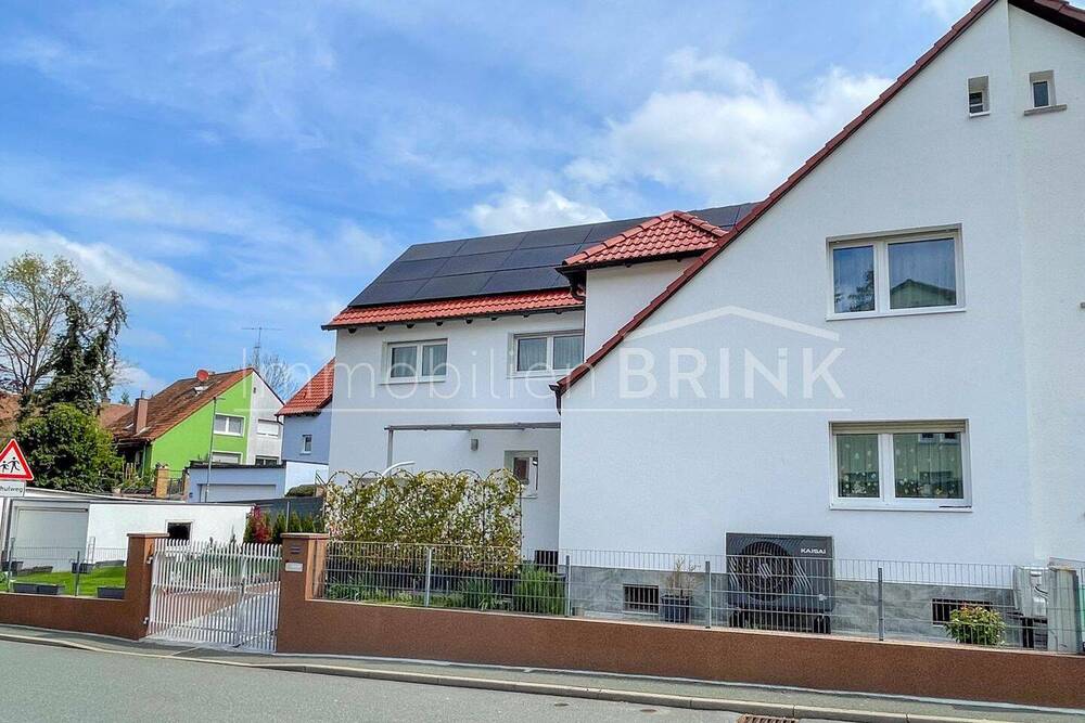 Hausansicht mit Garage von Straßenseite.jpg