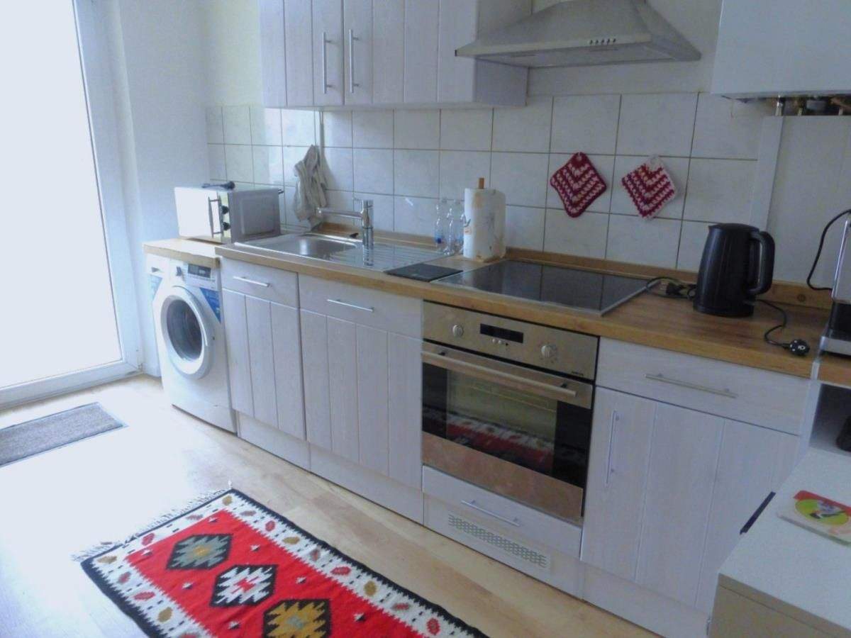 Thumbnail-MÖBLIERT WOHNEN IN GOSTENHOF - Heimelige 2-Zi.-Wohnung (saniert, 2. OG) mit neuer Einbauküche, Wannenbad und Balkon nähe Jamnitzerplatz.