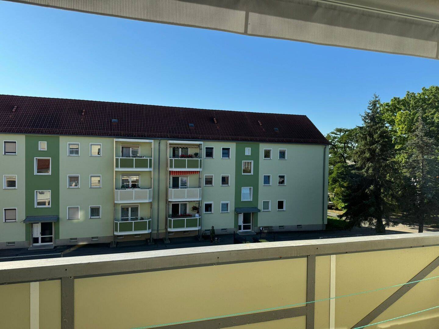Thumbnail-Frisch renovierte 3-Raumwohnung mit Balkon im 1. OG mit zusätzlich Flur, Zimmer und Gäste-WC im DG