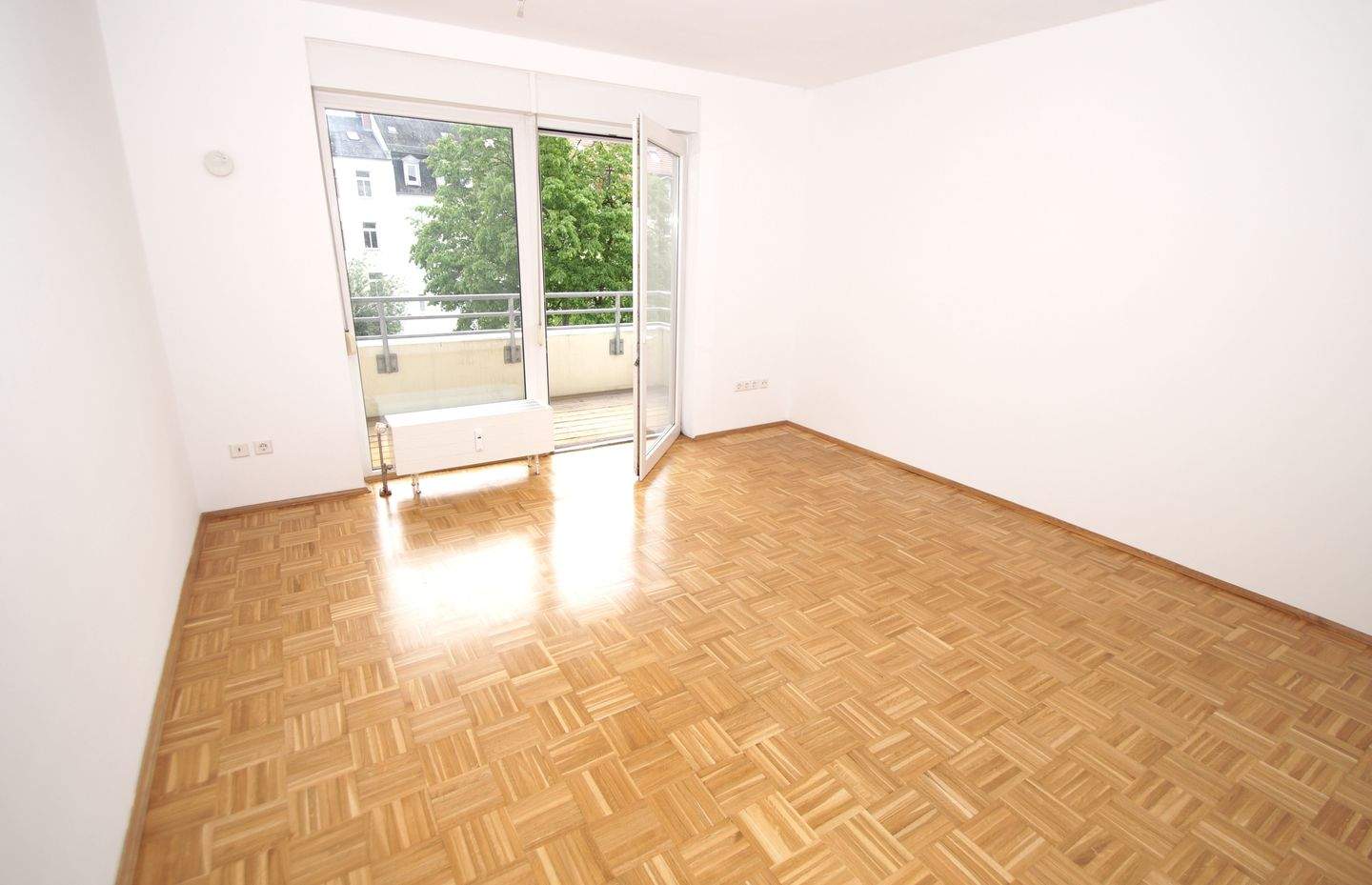 Thumbnail-Zukunftssicher wohnen oder investieren: 3-Zi.-ETW in Citynähe mit Aufzug, Balkon & TG