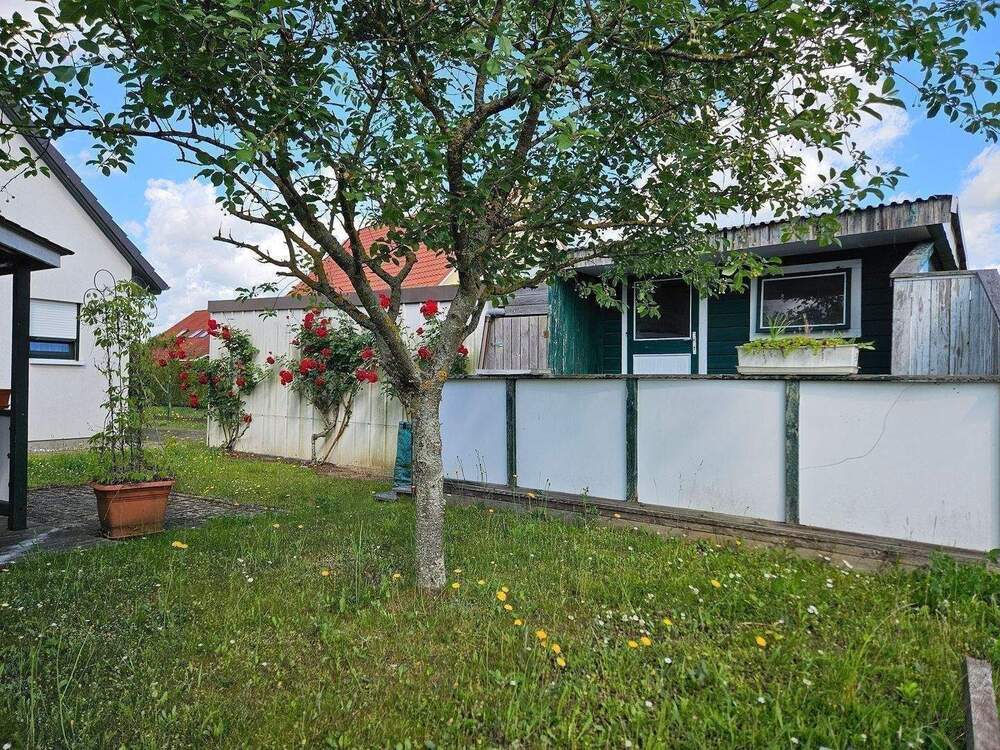 Thumbnail-Garten, Einfamilienhaus und Garage im Mittelfeld der Hansestadt Anklam