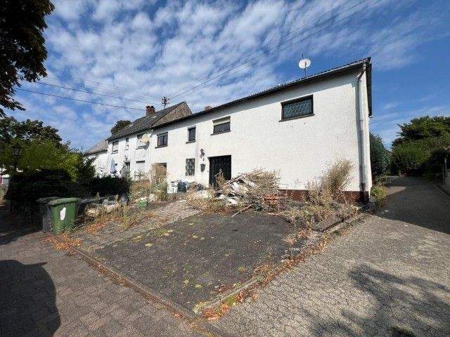 Thumbnail-Sanierungsbedürftiges Einfamilienhaus mit PKW-Außenstellplatz und Balkon in Schenkelberg