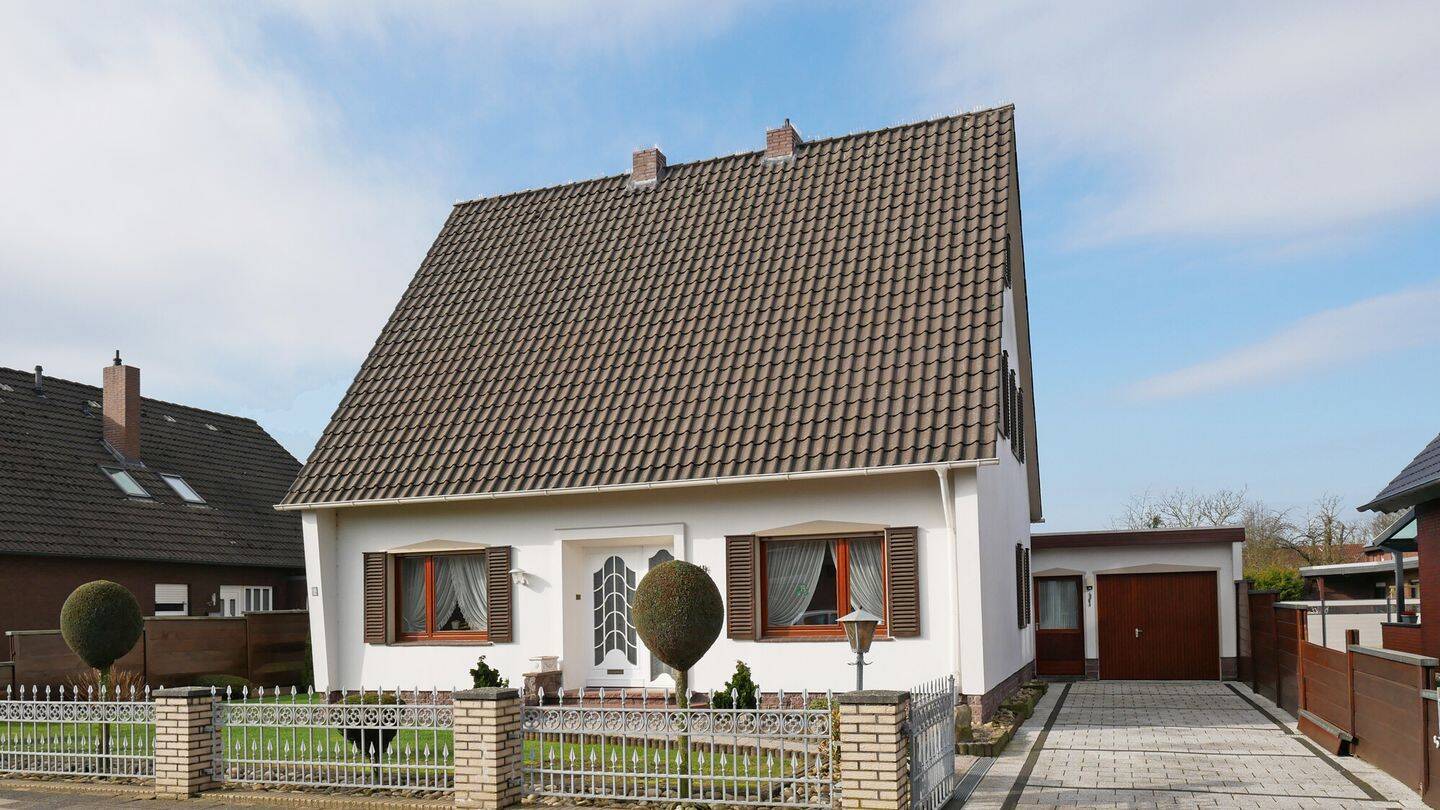 Thumbnail-Einfamilienhaus mit Garage und Wintergarten