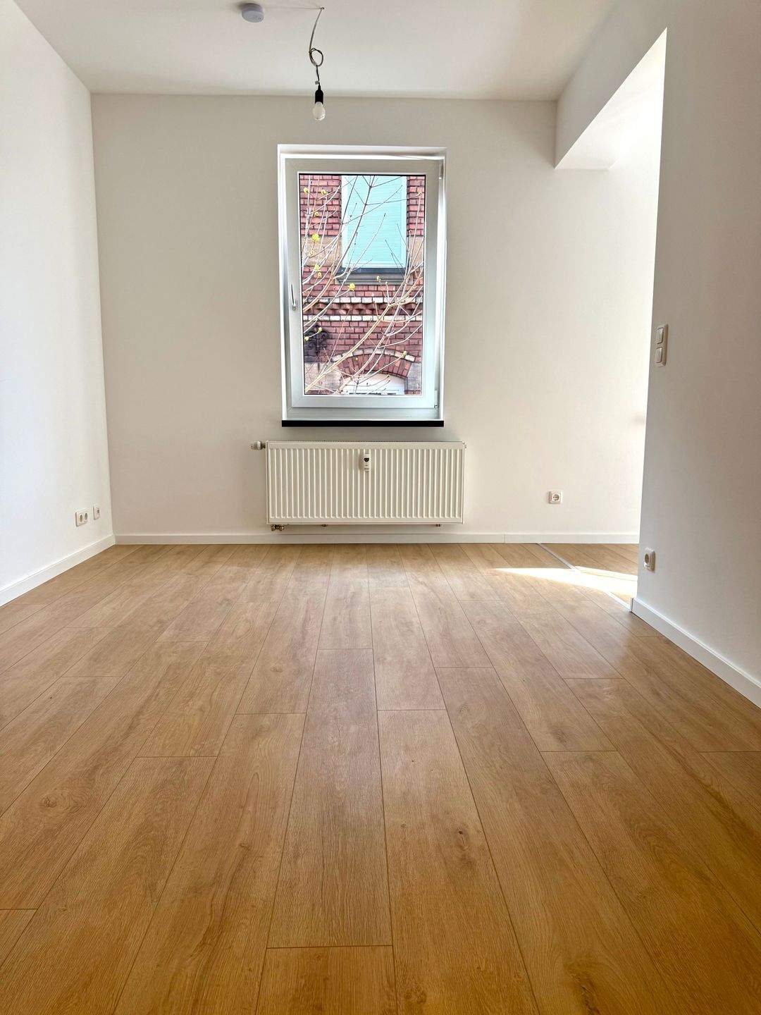 Thumbnail-+++RUHIGE NEU RENOVIERTE IM HINTERHAUS GELEGENE 2-ZIMMER-WOHNUNG IN ZENTRALER LAGE +++