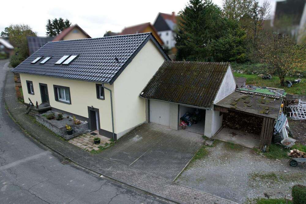 Thumbnail-Zweifamilienhaus mit großem Grundstück in Lichtenau-Holtheim