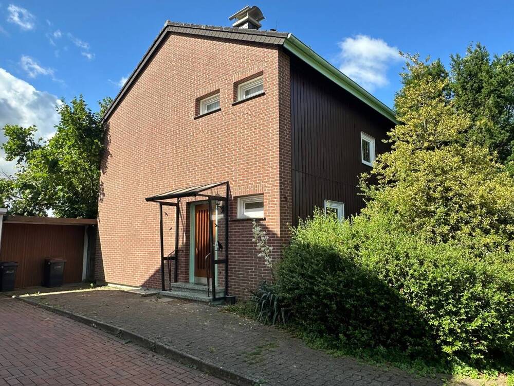 Thumbnail-Freistehendes Einfamilienhaus mit Garage auf großzügigem Eigentumsgrundstück in Kirchlengern