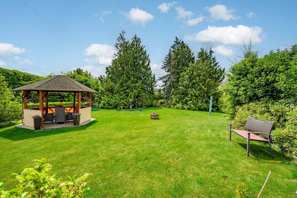 Thumbnail-Kerpen-Sindorf: Familienparadies auf 2.500 m² Parkgrundstück + Wintergarten + 3 Garagen im Zentrum