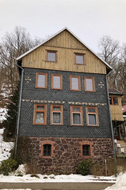 Thumbnail-Solides Dreifamilienhaus mit Teilvermietung und Gestaltungsspielraum