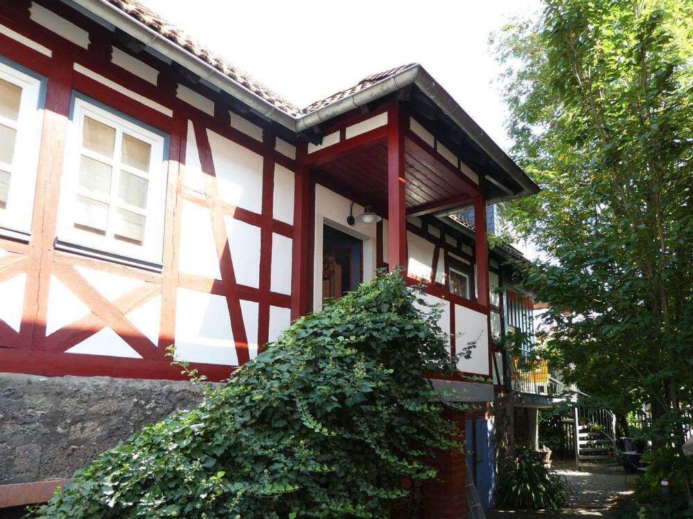 Thumbnail-AUMÜLLER-Immobilien - Charmantes Einfamilienhaus aus baubiologischen Materialien mit Balkon und Hoffläche
