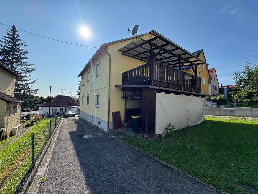 Thumbnail-Großzügiges Wohnhaus mit 2 Garagen, Carport und Werkstatt, ideal für Handwerker