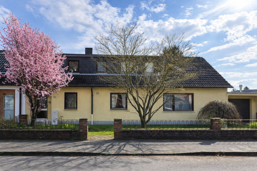Thumbnail-Zwei Wohnwelten - großzügiges Zweifamilienhaus mit Garten