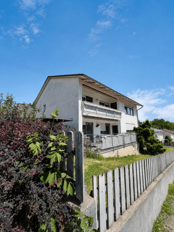 Thumbnail-Großzügiges Mehrfamilienaus Zweifamilienhaus mit zusätzlichem ausgebautem Untergeschoss und Entwicklungspotenzial in Reichertshofen