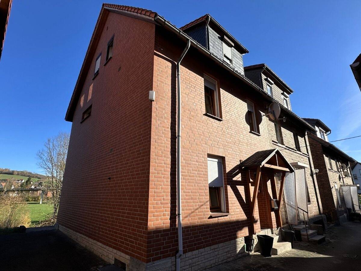 Thumbnail-Charmante Doppelhaushälfte mit Garage, Nebengebäude und Garten