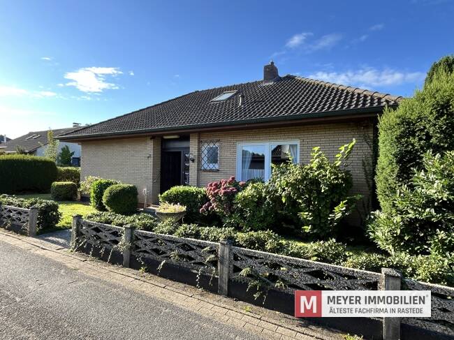 Thumbnail-Wohnen auf einer Ebene - Bungalow mit herrlichem Garten und 3 Garagenstellplätzen (Obj.-Nr. 6540)