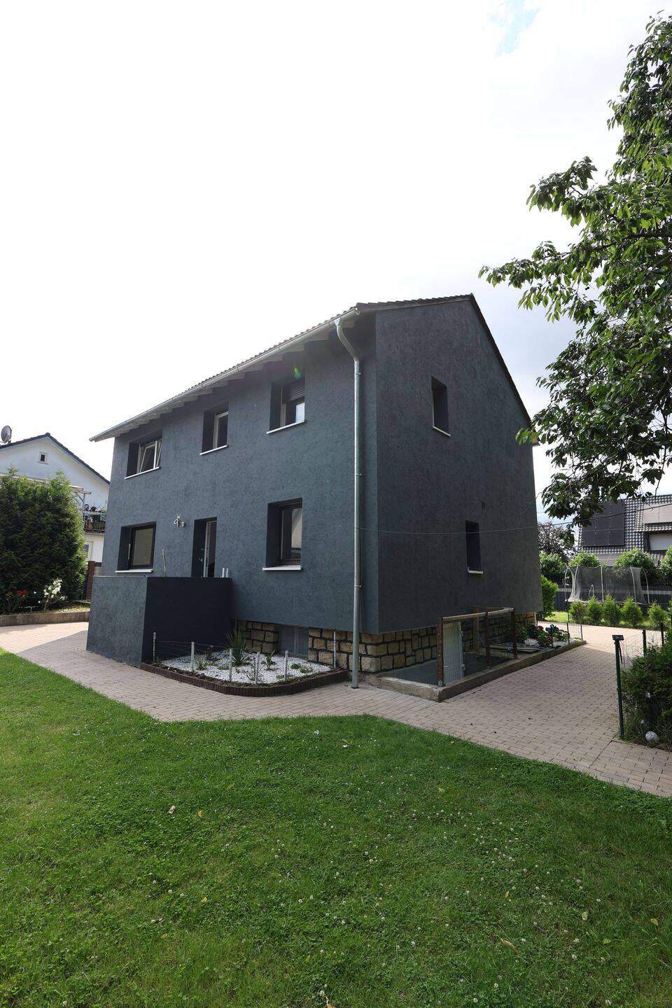 Thumbnail-Zweifamilienhaus mit 8 Zimmern, großem Garten und 3 Garagen - 1800€ Kaltmieteinnahmen pro Monat