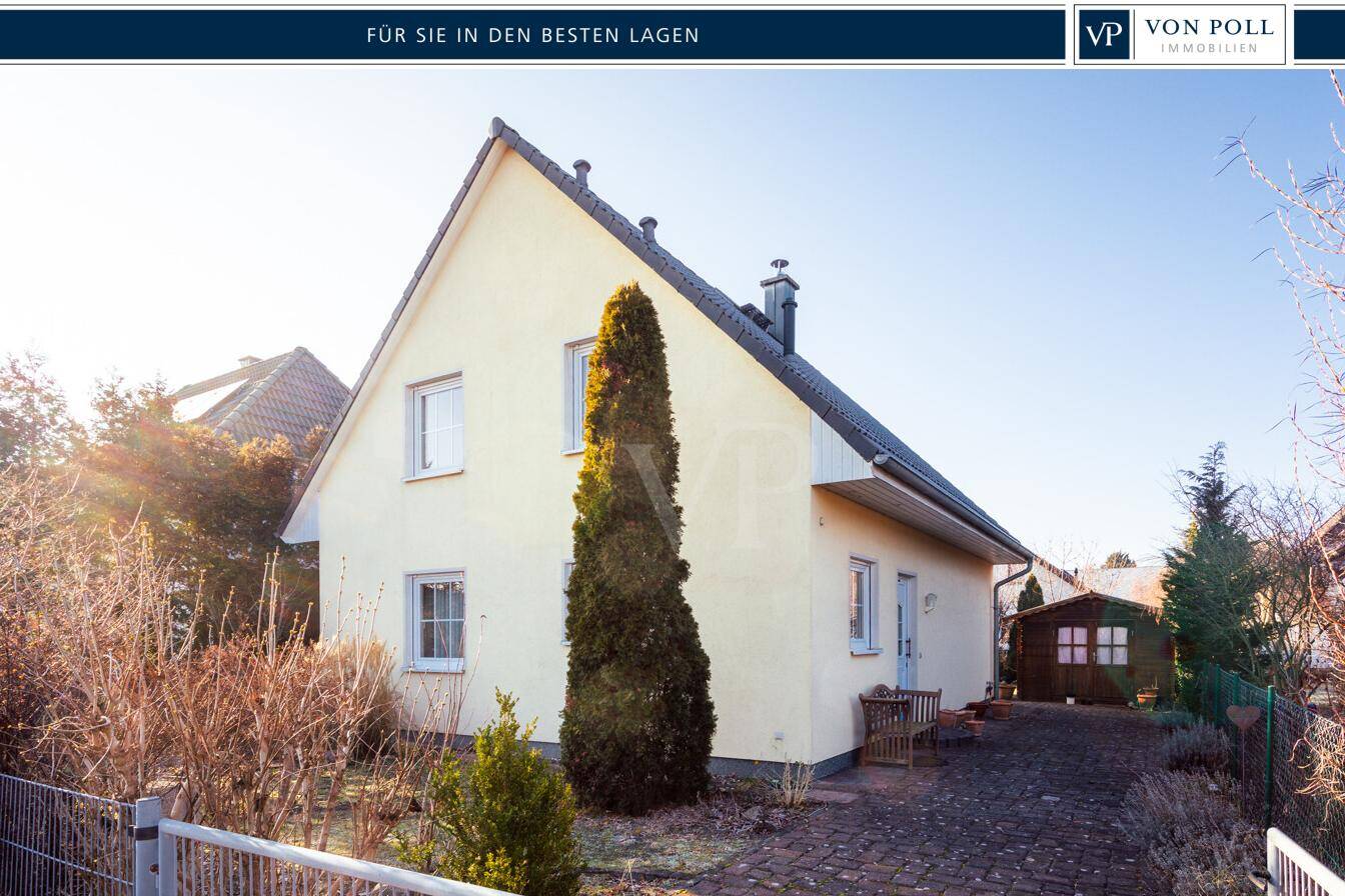 Thumbnail-Familienglück auf zwei Ebenen: Haus mit Garten und Kamin