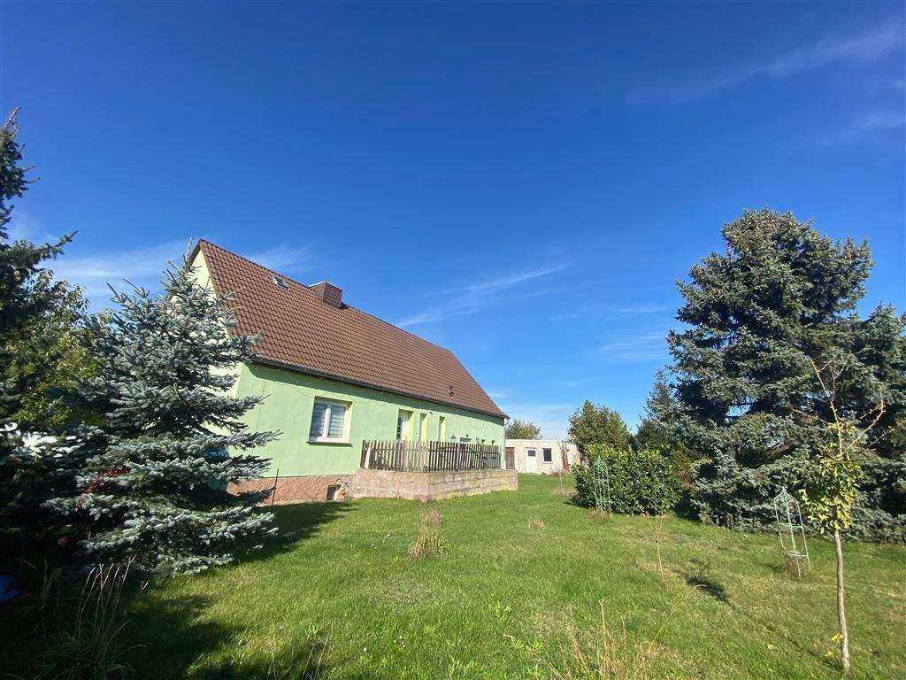 Thumbnail-Arzberg * ruhig gelegenes EFH mit großem Grundstück* offene Küche* 4 Zimmer* Kaminesse vorhanden