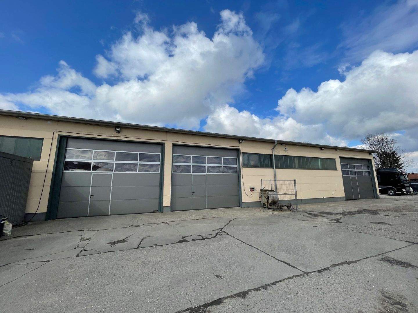 Thumbnail-Moderne Gewerbehalle ca. 320 qm - ideal für LagerProduktion - in Veitsbronn