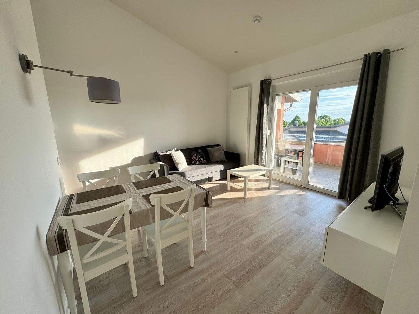 Thumbnail-Großzügige, möblierte 2-Zimmer-Wohnung in Obermichelbach mit hohen Decken, Einbauküche und Balkon