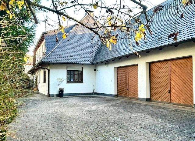 Thumbnail-Stilvolles Einfamilienhaus mit drei Garagen in Zerzabelshof