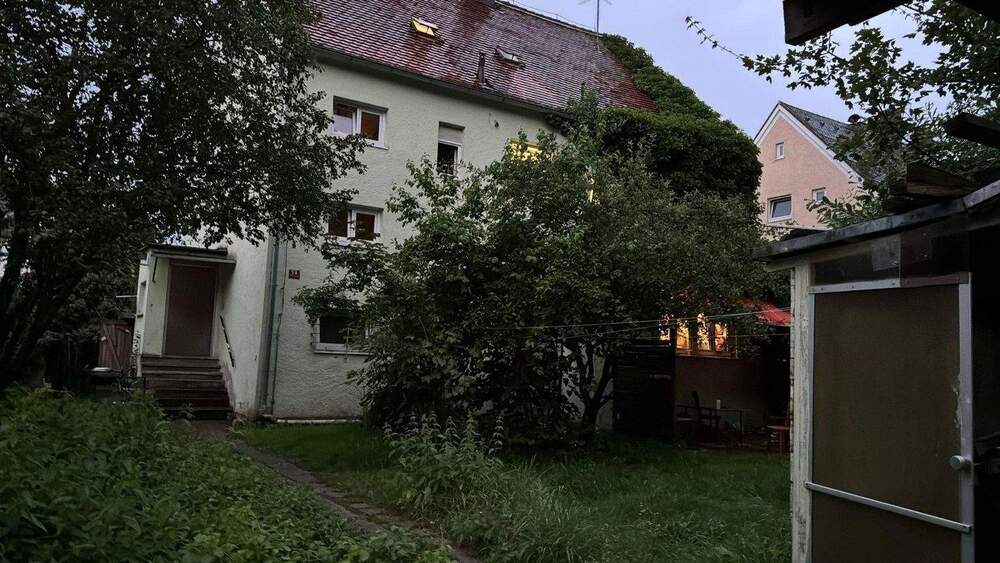 Thumbnail-Sanierungsbedürftiges 3-Familienhaus + Genehmigung zum Anbau einer zus. Wohneinheit