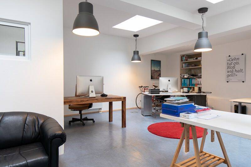 Thumbnail-Top ausgestatteter Schreibtischplatz im Sendlinger Hinterhofbüro