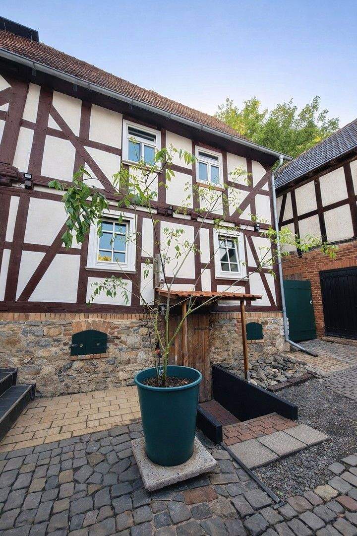 Thumbnail-Charmantes Fachwerk-Einfamilienhaus mit Innenhof, überdachter Terrasse & Garage in Lohra