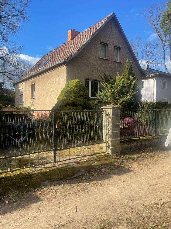 Thumbnail-Besichtigung - Schnäppchen am Bahndamm, zum Bodenpreis -Ein-zwei Familienhaus auf ca 500 qm Vordergrundstück -Garage