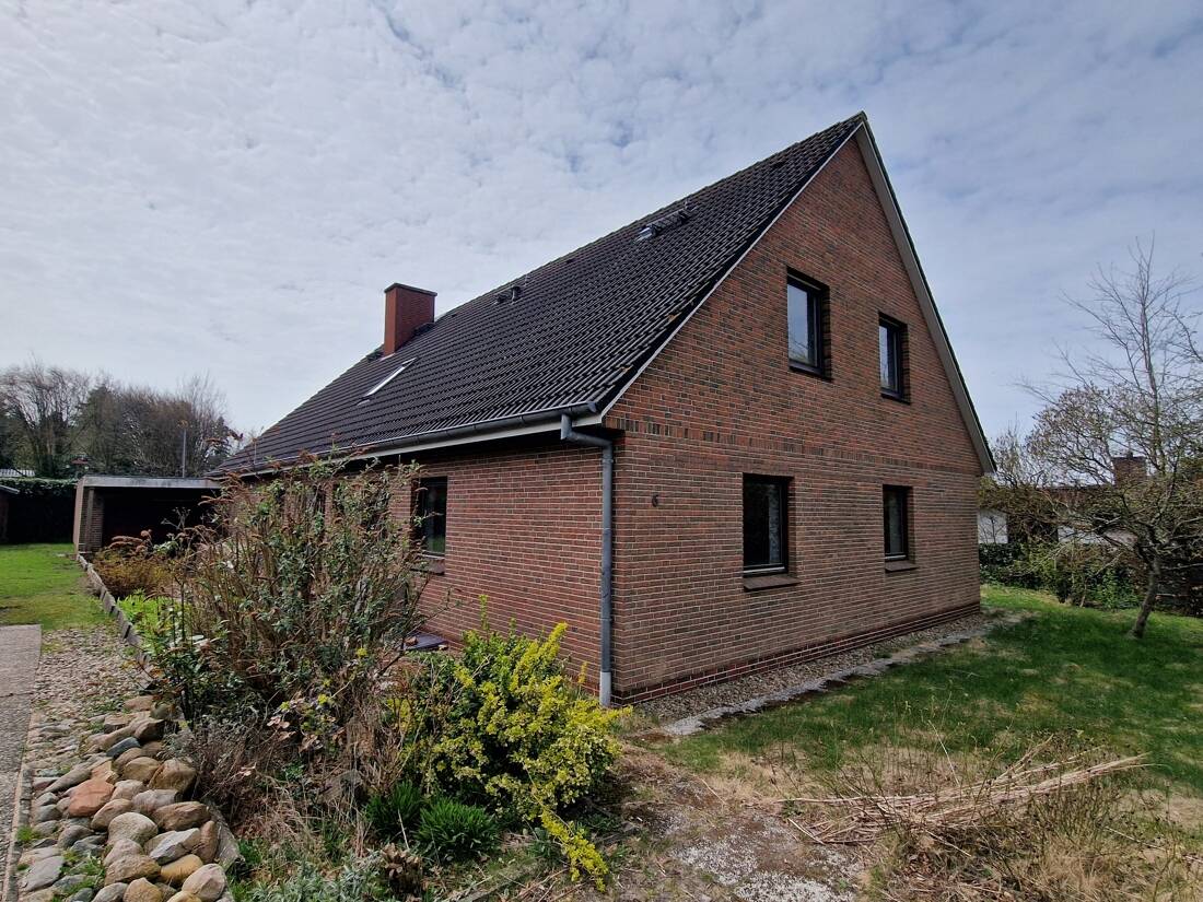 Thumbnail-Wohnhaus mit Garage auf 779 m² großem Grundstück