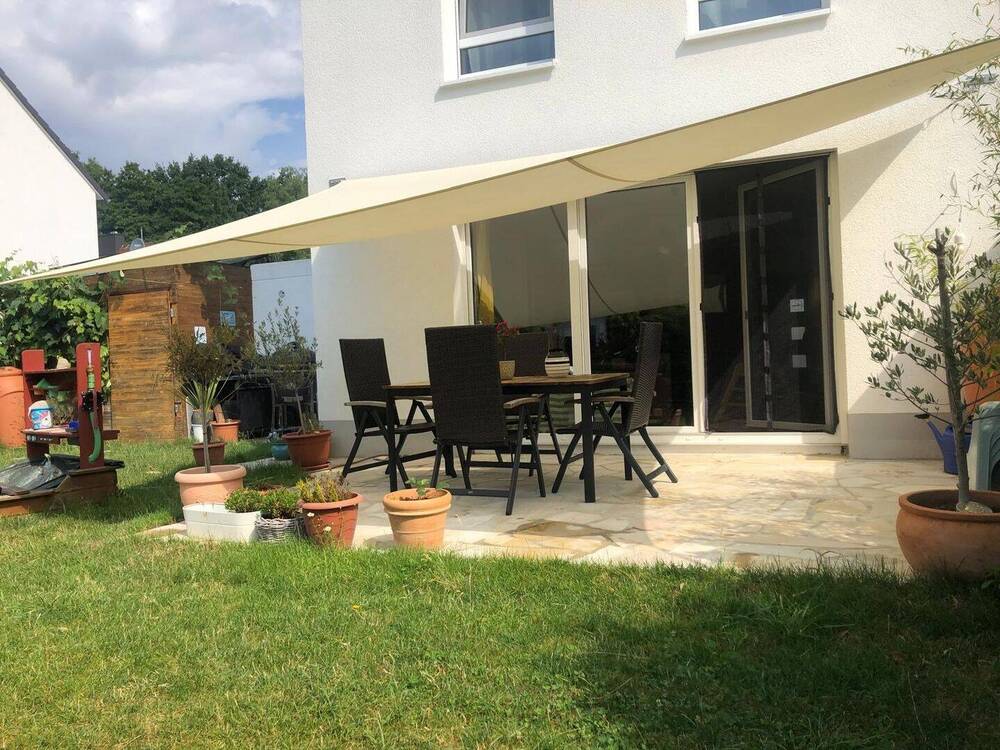 Terrasse mit Sonnensegel.jpg