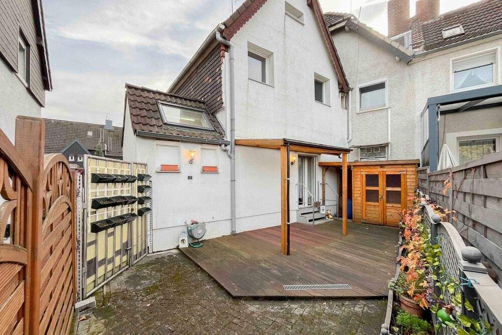 Thumbnail-Modernisiertes Einfamilienhaus mit PKW-Stellplatz für kleine Familien