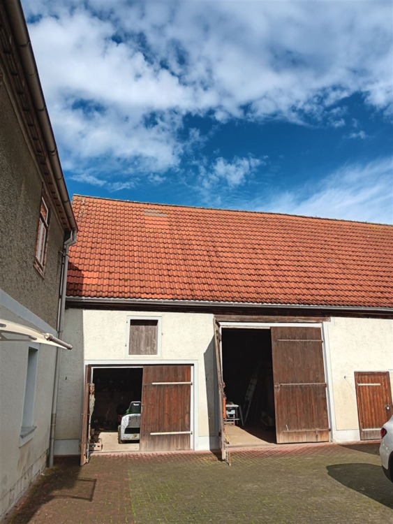Blick v. d. Fußgängerpforte in den Hof