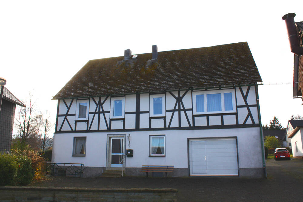 Thumbnail-Wohnhaus mit Scheune, Garage und Baugrundstück in Erndtebrück