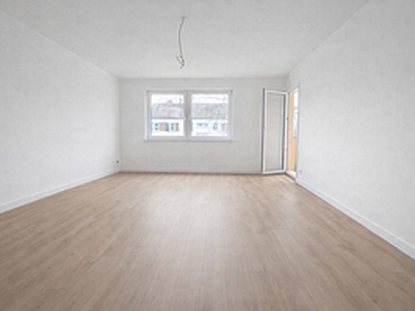 Thumbnail-Erstbezug nach Sanierung ca. 87qm 3 Zimmer + Küche + Bad mit Badewanne + Balkon + Keller