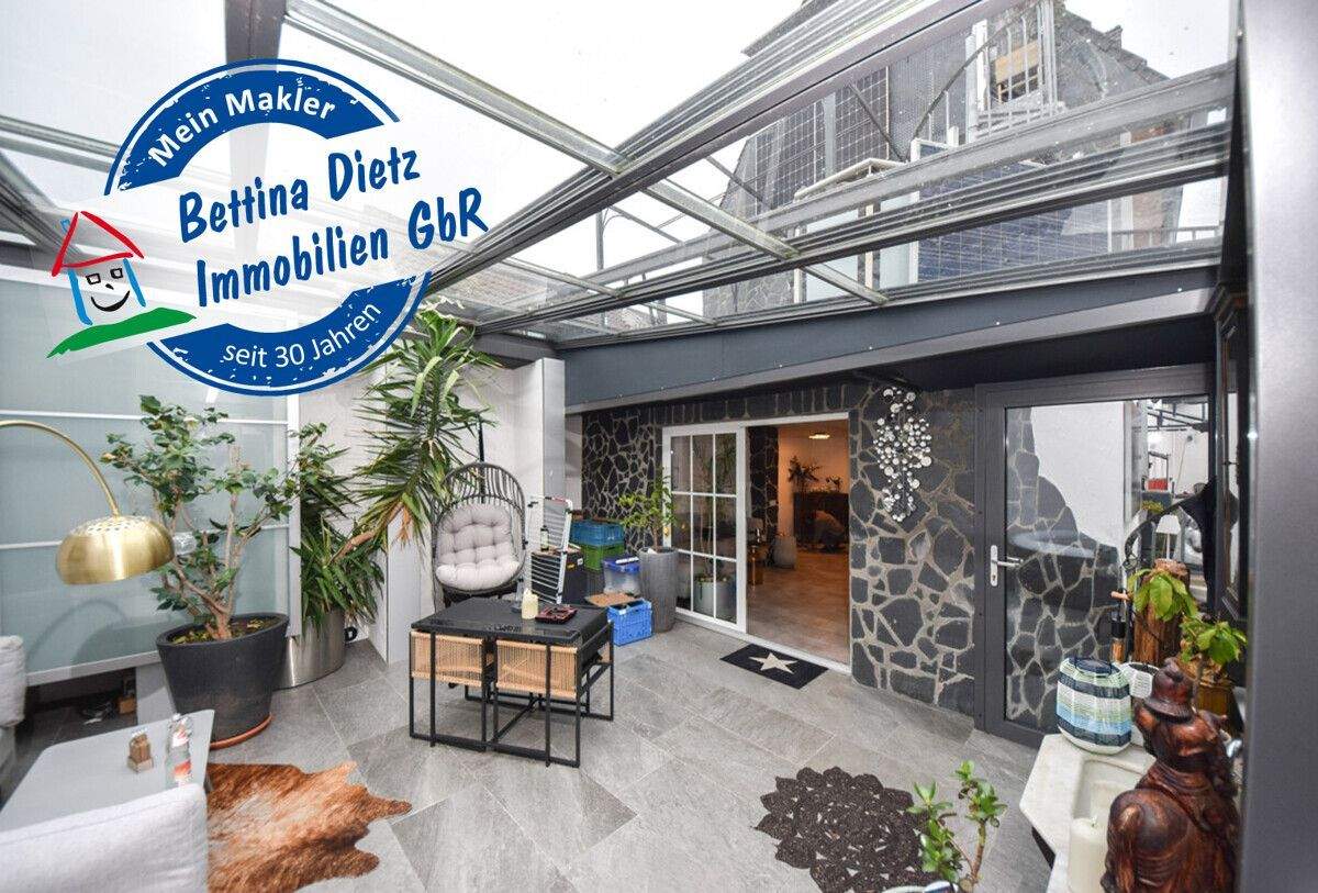 Thumbnail-DIETZ: Gepflegtes Wohnhaus + Einliegerwohnung im Ortskern von Großostheim mit Wintergarten + Garage!