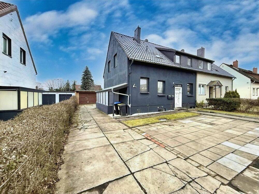 Thumbnail-Modernisiertes Einfamilienhaus mit separat bewohnbarem Keller, neuem Wintergarten und 2 großen Garagen und Garten