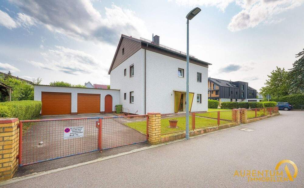 Thumbnail-Freistehendes Zwei-Dreifamilienhaus mit 996 m² Grundstück & großem Garten