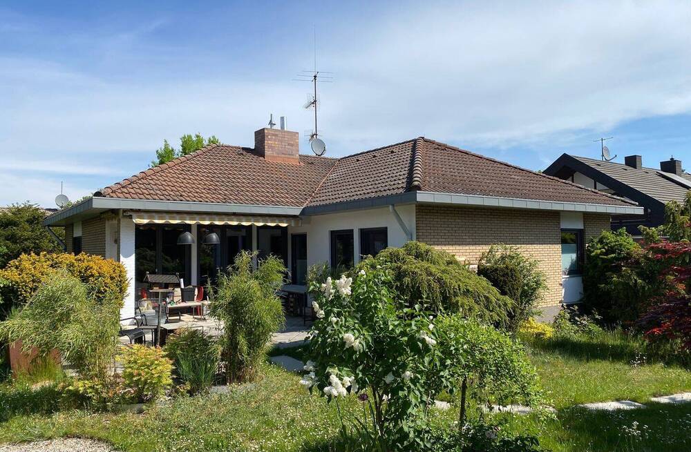 Thumbnail-Freistehender Walmdachbungalow mit Garage