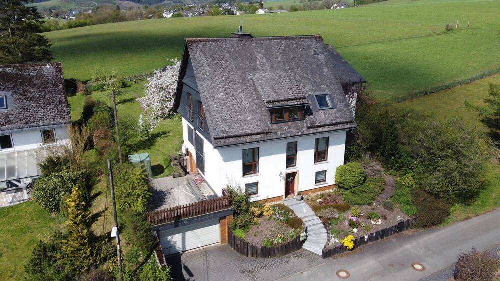 Thumbnail-Gepflegtes Zweifamilienhaus mit Weitblick in Bad Berleburg - Berghausen