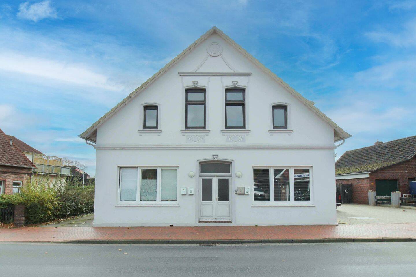 Thumbnail-Gepflegtes Mehrfamilienhaus mit vier Wohneinheiten in Zetel.