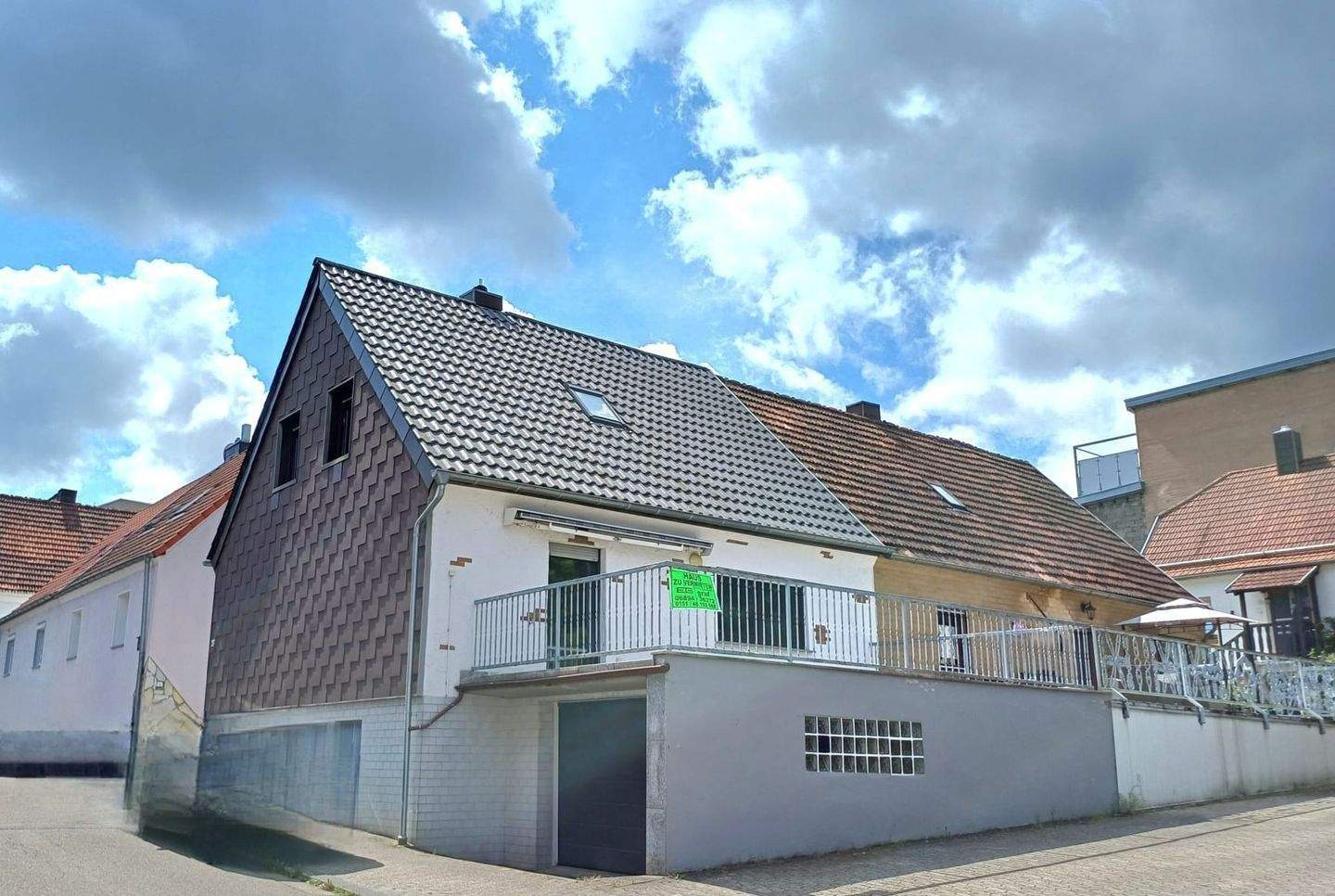 Ansicht mit Balkon und Garage