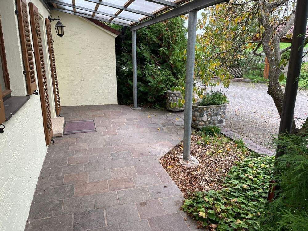 Thumbnail-OT Schwaighausen - 2,5 Zimmer-Wohnung mit Terrasse, Einbauküche, Tageslichtbad, separatem WC im EG eines sehr gepflegten 2 Familienhauses