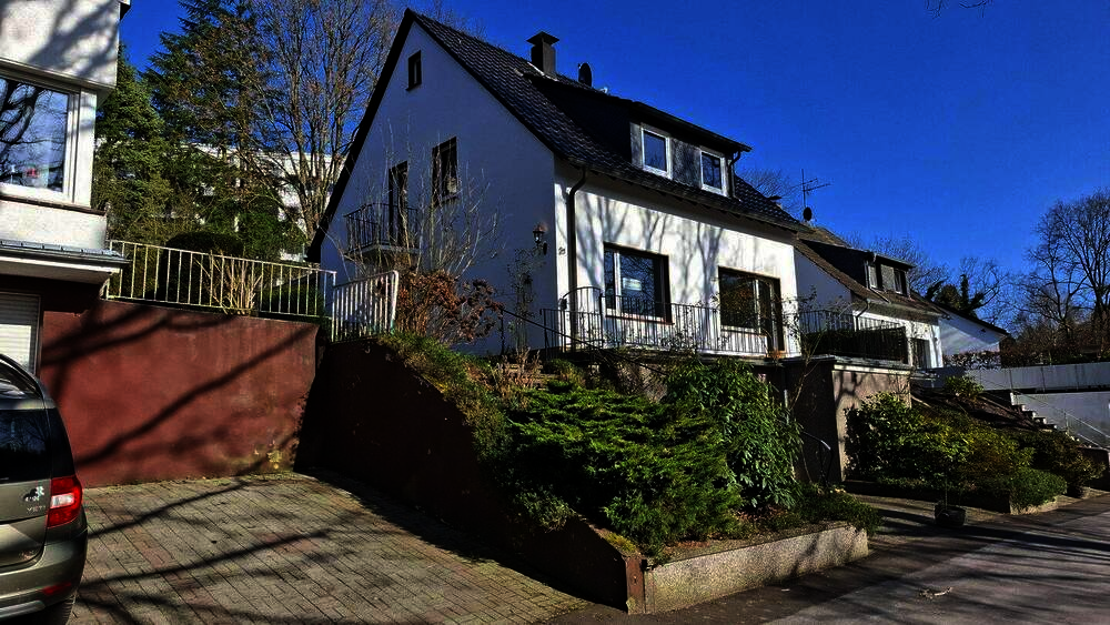 Thumbnail-Freistehendes Einfamilienhaus mit 2 Wohneinheiten und Garten, 2 Garagen im Haus