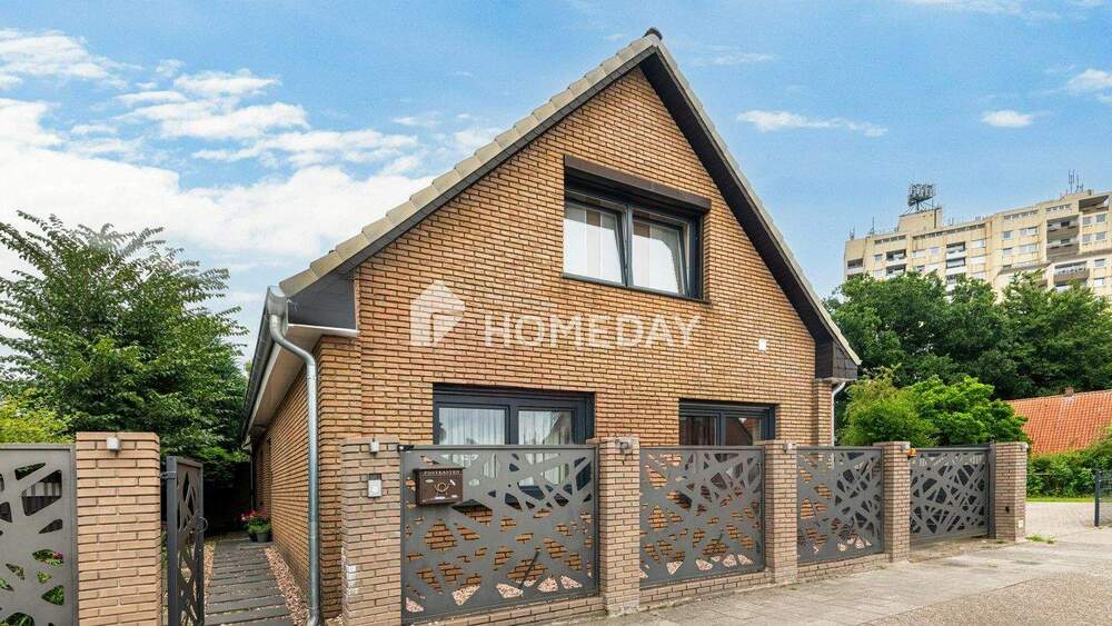 Thumbnail-Einfamilienhaus mit zwei Wohneinheiten und großem Grundstück mit Baulandreserve