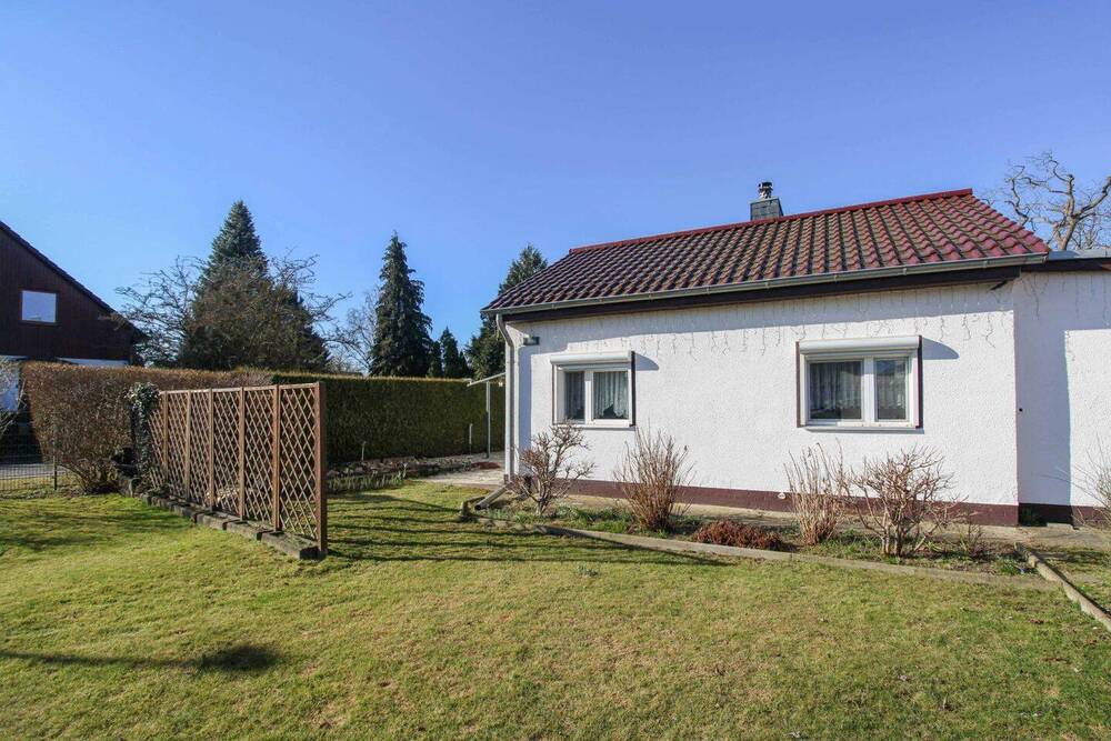 Thumbnail-Charmanter Bungalow mit Kamin, großem Grundstück und viel Potenzial in Altglienicke