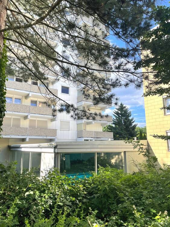 Thumbnail-Helle sanierte 3 Zimmer Wohnung mit hochwertiger Einbauküche, Keller, Tiefgaragen Stellplatz und Schwimmbad