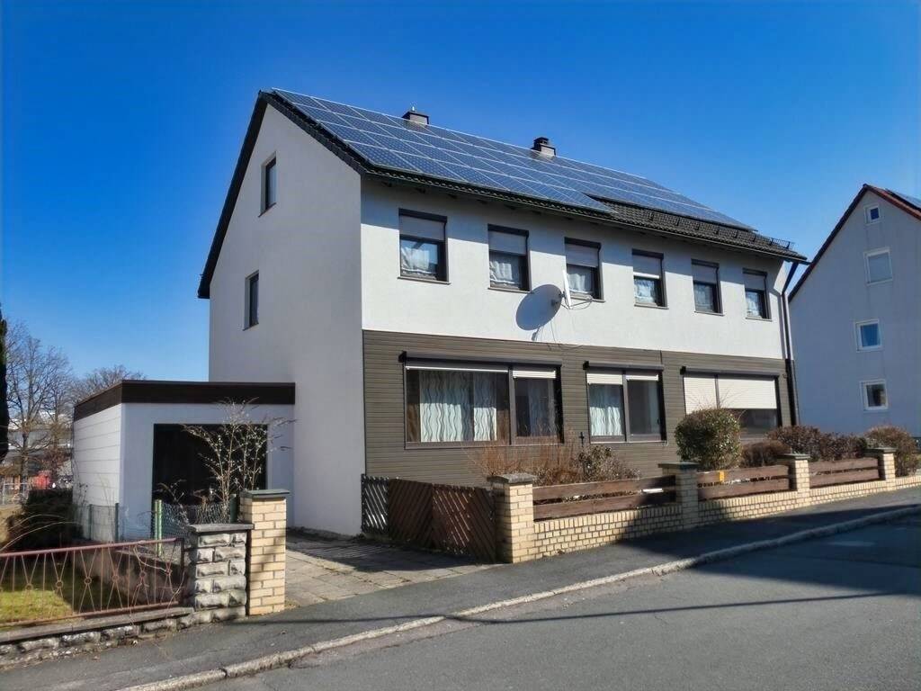 Thumbnail-Attraktives Zweifamilienhaus mit Garagen, Photovoltaik und soliden Mieteinnahmen